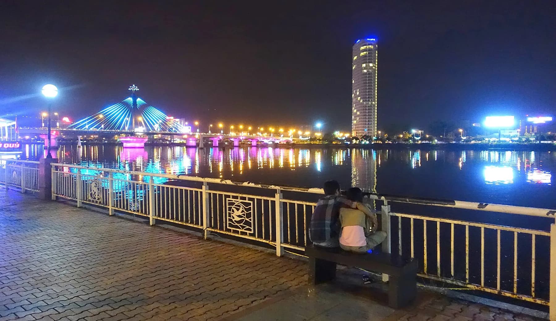 Mùa lễ hội ven sông Hàn: hệ sinh thái nhà “V” cán mốc 50 triệu lượt xem