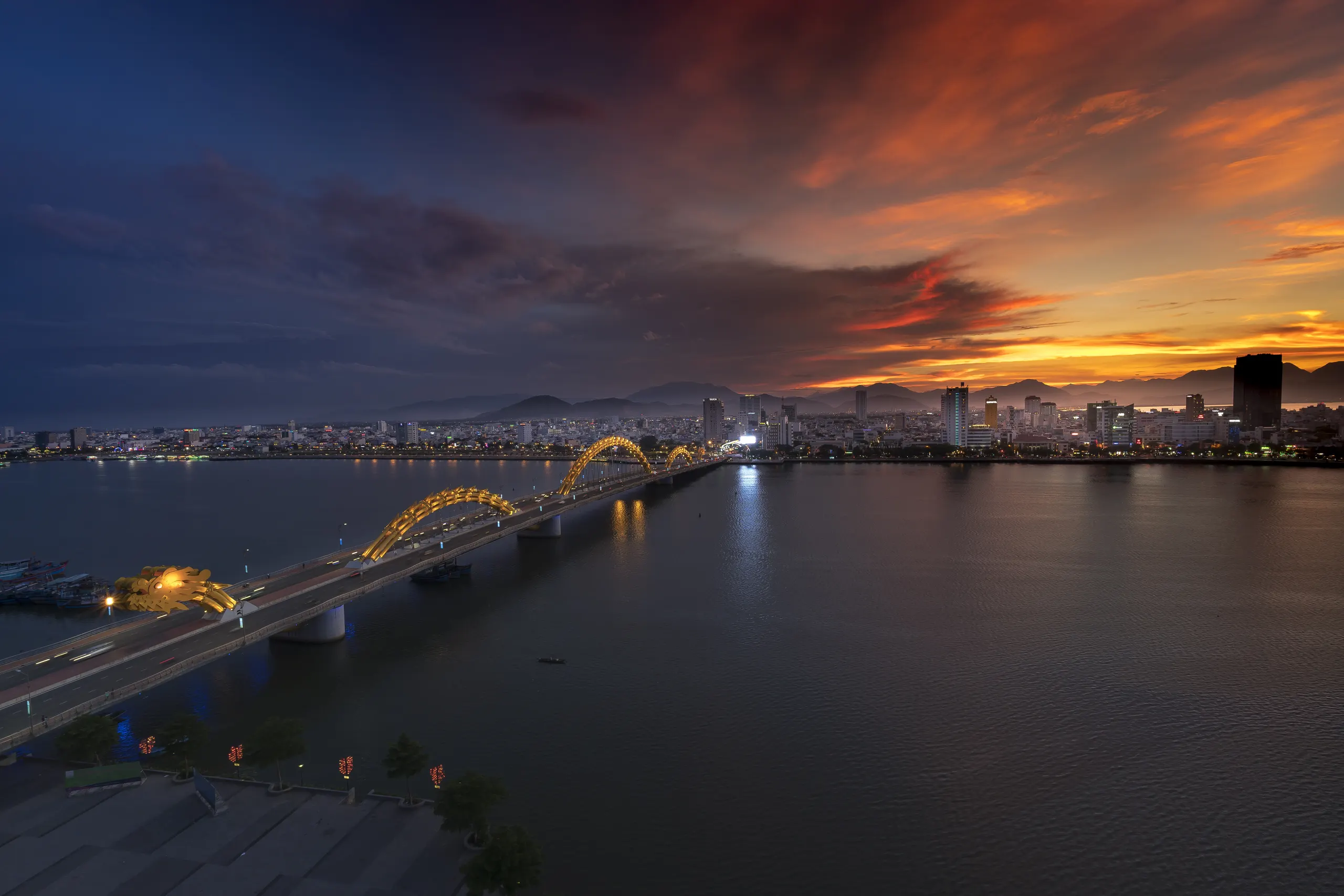 Cầu Rồng lúc hoàng hôn trước giờ khai mạc